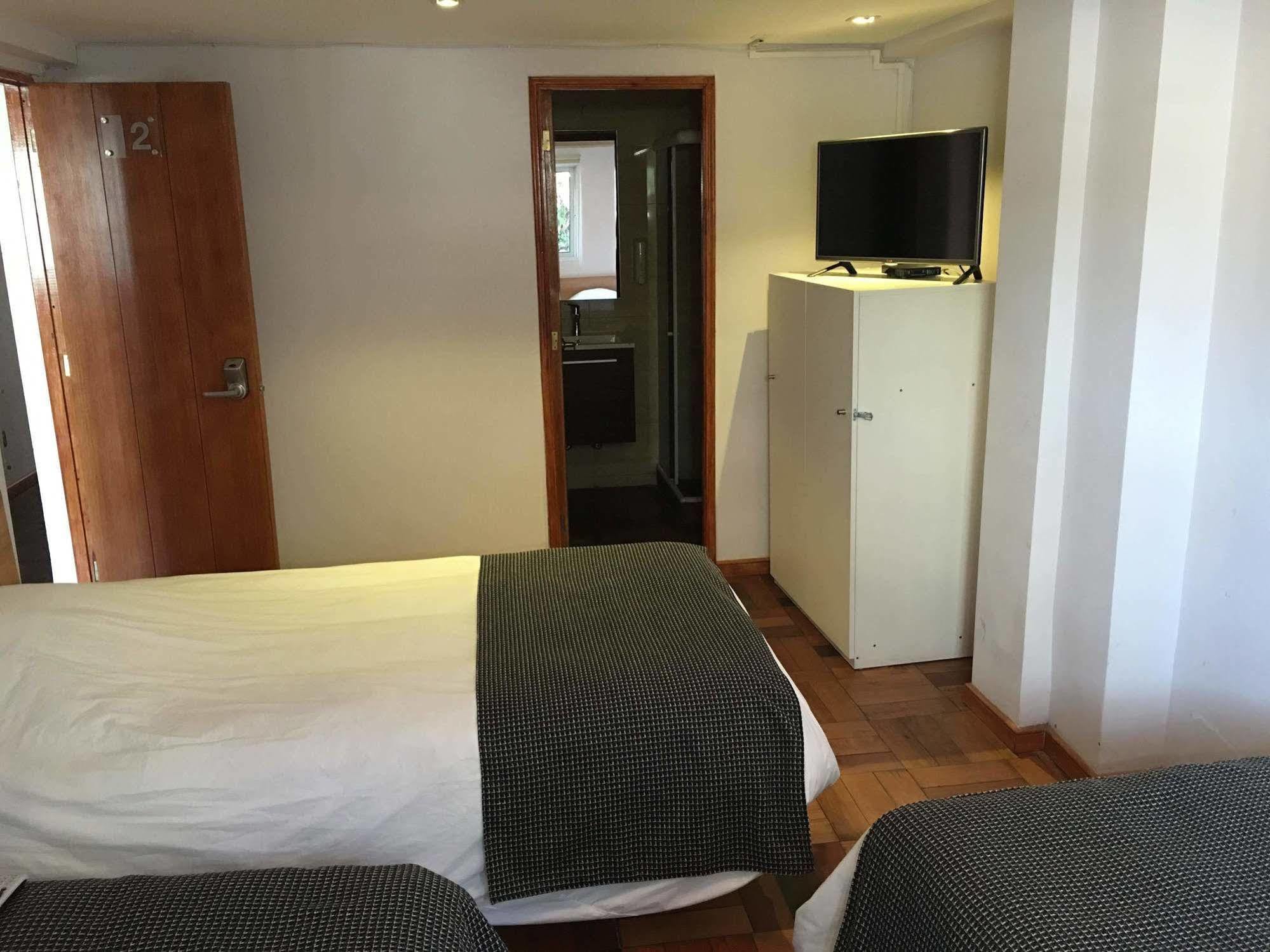 Hostal City *